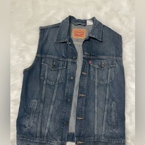 Mens Levi’s jean vest in XL